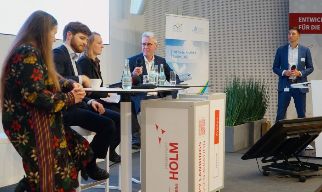 Regine Barth, Marco Kutscher, BDI, Ruth Barbosa, International PtX Hub, Dr. Andreas Waibel, Caphenia, Jürgen Schultheis, Verkehrskontor FrankfurtRheinMain, House of Logistics and Mobility, HOLM, Niklas Butz, Dr Christian Holst, Karl-Friedrich Cyffka, Deutsches Biomasseforschungszentrum, Luciana Gatti, Mark Staples, Institute for Aviation and Tourism Management, Frankfurt University of Applied Sciences, Kati Görsch, Sustainable Aviation Fuels, SAF, Alternative Jet Fuels, Nachhaltigkeit, Aviation, Klimawandel, Dr. Harry Lehmann, PtXLab Lausitz, Paula Kurzawska, Rebecca Dischl, Deutsches Zentrum für Luft- und Raumfahrt, DLR, Cena, Marius Rohkamp, Feinstaub, eFuels, Transport & Environment, Deutsche Physikalische Gesellschaft, Deutsche Meteorologische Gesellschaft, Gesellschaft Deutscher Chemiker