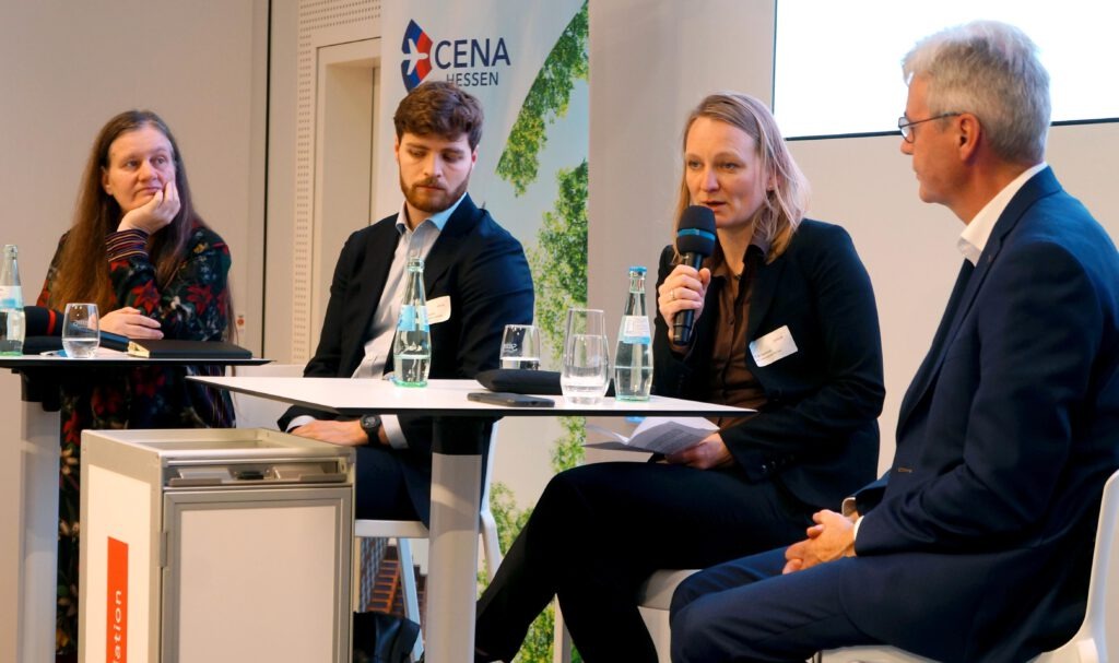 Regine Barth, Marco Kutscher, BDI, Ruth Barbosa, International PtX Hub, Dr. Andreas Waibel, Caphenia, Jürgen Schultheis, Verkehrskontor FrankfurtRheinMain, House of Logistics and Mobility, HOLM, Niklas Butz, Dr Christian Holst, Karl-Friedrich Cyffka, Deutsches Biomasseforschungszentrum, Luciana Gatti, Mark Staples, Institute for Aviation and Tourism Management, Frankfurt University of Applied Sciences, Kati Görsch, Sustainable Aviation Fuels, SAF, Alternative Jet Fuels, Nachhaltigkeit, Aviation, Klimawandel, Dr. Harry Lehmann, PtXLab Lausitz, Paula Kurzawska, Rebecca Dischl, Deutsches Zentrum für Luft- und Raumfahrt, DLR, Cena, Marius Rohkamp, Feinstaub, eFuels, Transport & Environment, Deutsche Physikalische Gesellschaft, Deutsche Meteorologische Gesellschaft, Gesellschaft Deutscher Chemiker