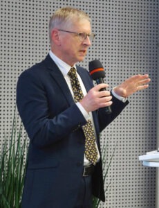 Regine Barth, Marco Kutscher, BDI, Ruth Barbosa, International PtX Hub, Dr. Andreas Waibel, Caphenia, Jürgen Schultheis, Verkehrskontor FrankfurtRheinMain, House of Logistics and Mobility, HOLM, Niklas Butz, Dr Christian Holst, Karl-Friedrich Cyffka, Deutsches Biomasseforschungszentrum, Luciana Gatti, Mark Staples, Institute for Aviation and Tourism Management, Frankfurt University of Applied Sciences, Kati Görsch, Sustainable Aviation Fuels, SAF, Alternative Jet Fuels, Nachhaltigkeit, Aviation, Klimawandel, Dr. Harry Lehmann, PtXLab Lausitz, Paula Kurzawska, Rebecca Dischl, Deutsches Zentrum für Luft- und Raumfahrt, DLR, Cena, Marius Rohkamp, Feinstaub, eFuels, Transport & Environment, Deutsche Physikalische Gesellschaft, Deutsche Meteorologische Gesellschaft, Gesellschaft Deutscher Chemiker