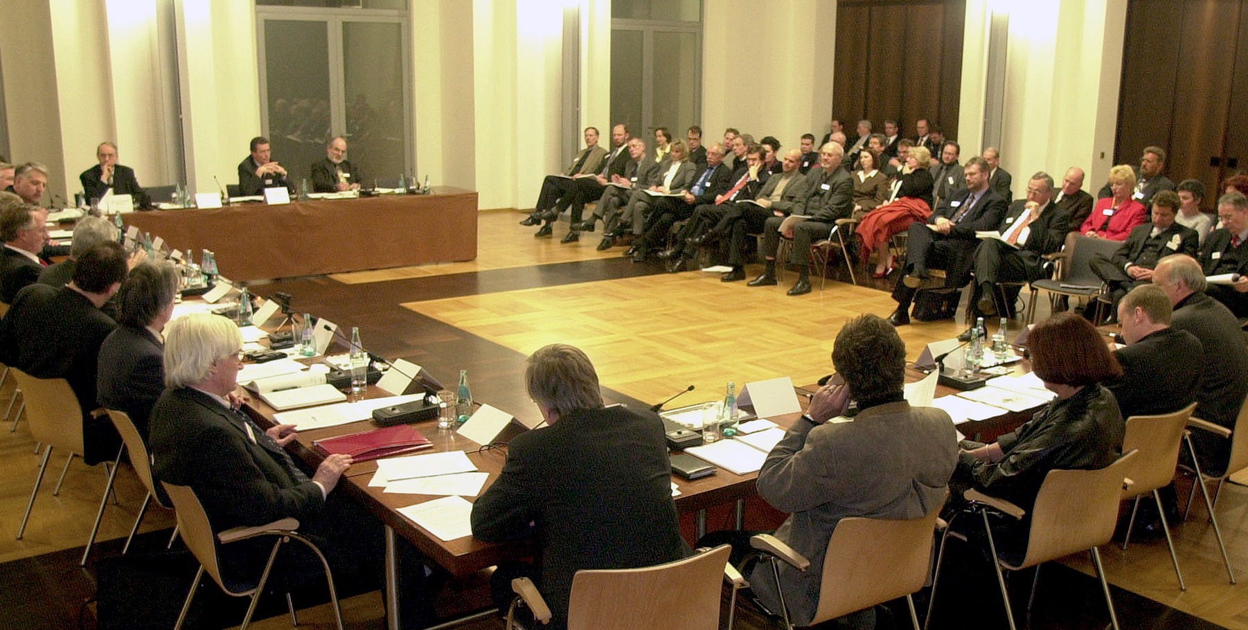 Landschafts- und Strukturausstellung Regionale, Metropolitana, Jürgen Schultheis, Metropolregion FrankfurtRheinMain, Region, Regionalkreis, Frankfurt am Main, Ludwig Landmann, Rhein-Mainischer Städtekreis, Deutsche Bank, Rolf Breuer, Messe Frankfurt, Michael von Zitzewitz, Flughafen Frankfurt, Fraport, Wilhelm Bender, Wirtschaftsinitiative Frankfurt, Themenwelt, arthesia AG, Prof. Thomas Sieverts, Prof. Dr. Walter Siebel, Prof. Wolfgang Christ, Petra Roth, Herbert Hirschler, Hessen, Frankfurter Rundschau, Hans Helmut Kohl, IHK Frankfurt am Main, IBA Emscher Park, Karl Ganser, Christoph Zöpel