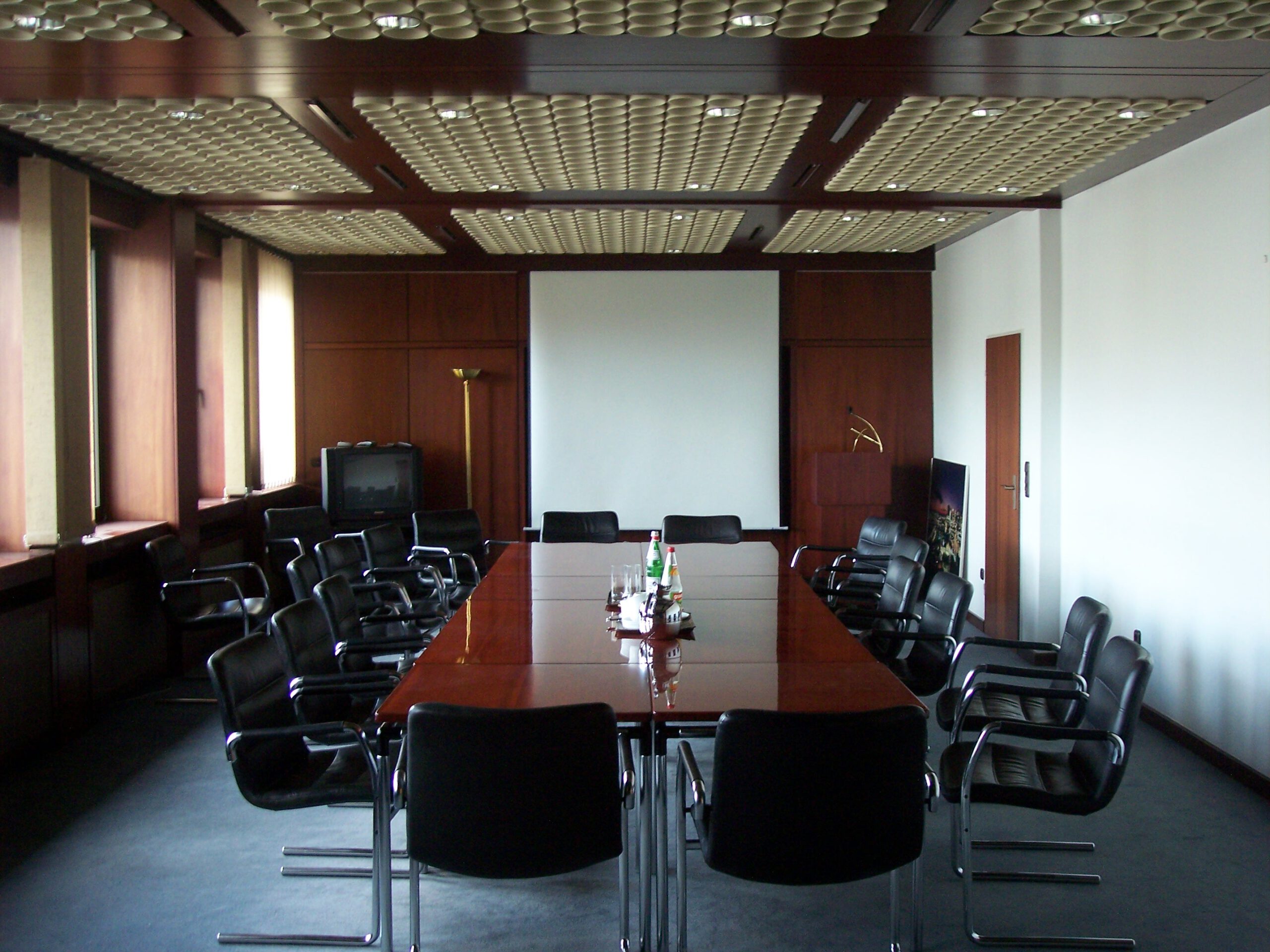 Frankfurter Rundschau, Frankfurts runde Ecke, Frankfurt am Main, Tageszeitung, Werner Holzer, Roderich Reifenrath, Jochen Siemens, Hans-Helmuth Kohl, Horst Wolf, Journalismus, Jürgen Schultheis, Christian Thomas, Medien