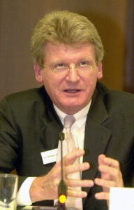 Landschafts- und Strukturausstellung Regionale, Metropolitana, Jürgen Schultheis, Metropolregion FrankfurtRheinMain, Region, Frankfurt am Main, Ludwig Landmann, Rhein-Mainischer Städtekreis, Deutsche Bank, Rolf Breuer, Messe Frankfurt, Michael von Zitzewitz, Flughafen Frankfurt, Fraport, Wilhelm Bender, Wirtschaftsinitiative Frankfurt, Themenwelt, arthesia AG, Prof. Thomas Sieverts, Prof. Dr. Walter Siebel, Prof. Wolfgang Christ, Petra Roth, Herbert Hirschler, Hessen, Nikolai Lutzky, Frankfurter Rundschau, IHK Frankfurt am Main, IBA Emscher Park